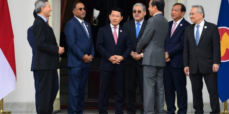 Presiden RI Joko Widodo menerima kunjungan kehormatan bersama para Menteri Luar Negeri ASEAN dan Sekretaris Jenderal ASEAN, di Istana Merdeka, Jakarta, Jumat (03/02/2023) pagi. (Foto: BPMI Setpres)