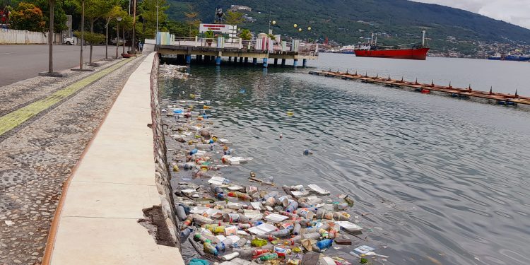 Kondisi perairan Teluk Lalong Luwuk, Kabupaten Banggai dipenuhi sampah plastik, beberapa waktu lalu. (Istimewa)