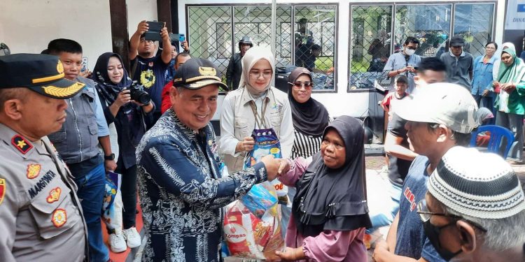 Penyerahan Bansos di Alun-alun Bumi Mutiara Luwuk oleh Dinas Sosial Kabupaten Banggai, Sabtu (15/04/2023).