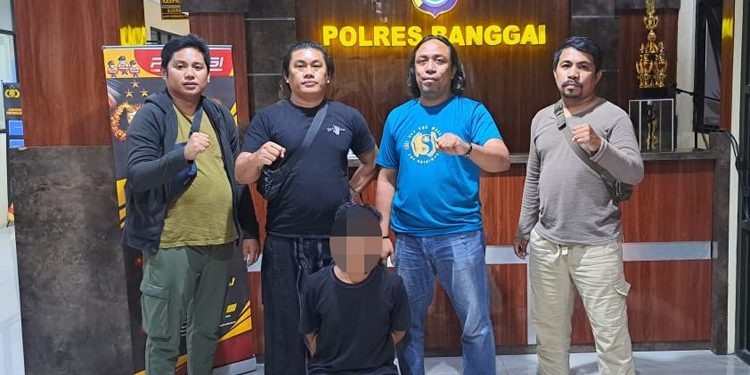Dituduh melakukan tindak pidana penipuan, RI (24) warga jalan Imam Bonjol Kelurahan Bungin Timur Kecamatan Luwuk ini diamankan polisi.