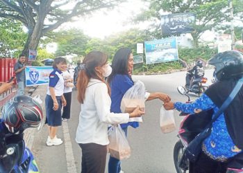 Pengurus GAMKI Banggai Turun ke Jalan Berbagi Takjil Ramadhan di Luwuk