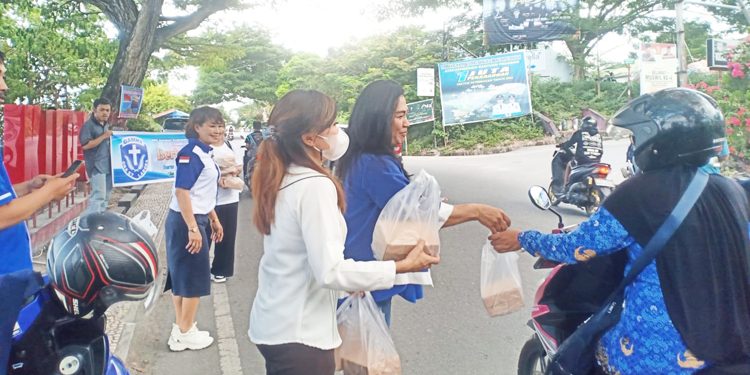 GAMKI Banggai berbagi takjil Ramadhan kepada warga Kota Luwuk Kabupaten Banggai, Senin (17/04/2023).