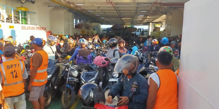 Menggunakan KMP Moinit, penumpang asal Gorontalo yang tiba di Pagimana Kabupaten Banggai 527 orang. (Foto: Anto Yasin)