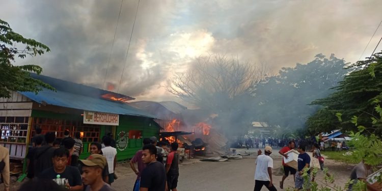 Dua rumah makan Kadompe di Kecamatan Luwuk Selatan terbakar, Senin (17/04/2023).