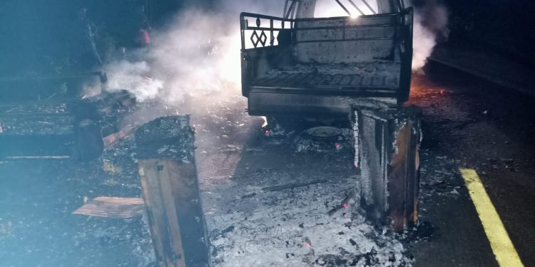 Mobil jenis Suzuki Mega Carry mengalami kebakaran di Jalan Raya Desa Gunung Keramat Kecamatan Toili Barat Kabupaten Banggai, Minggu (16/4/2023) sekitar pukul 21.00 Wita.