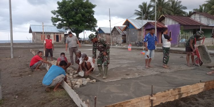 Satgas TMMD bersama warga merehabilitasi lapangan voli di Desa Tou, Kecamatan Moilong, Kabupaten Banggai.