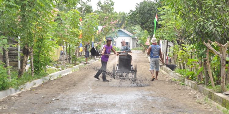 Satgas TMMD ke-116 Kodim 1308 Luwuk Banggai membangun jalan sepanjang 500 meter di Desa Moilong.