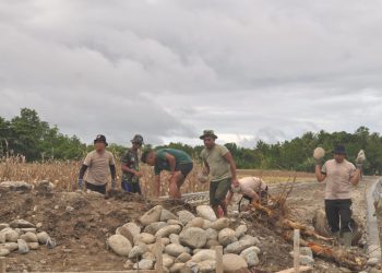 Sinergitas TNI-Polri Terlihat Nyata dalam Program TMMD di Moilong