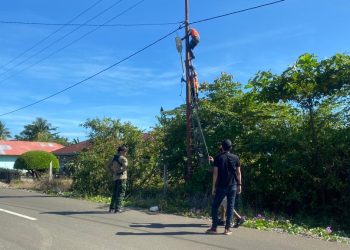 Satgas TMMD Kebut Pemasangan Lampu Penerangan Jalan di Moilong