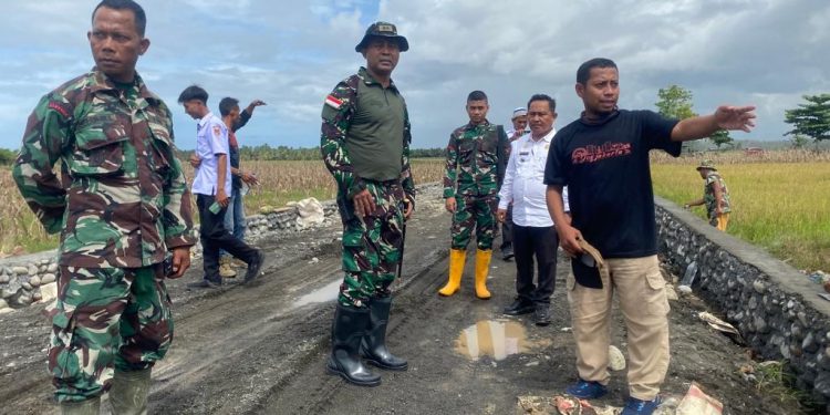 Komandan Satgas TMMD Kodim 1308 Luwuk Banggai, Letkol Inf. Hermanto saat meninjau program fisik pembangunan jalan di Kecamatan Moilong, Kabupaten Banggai.