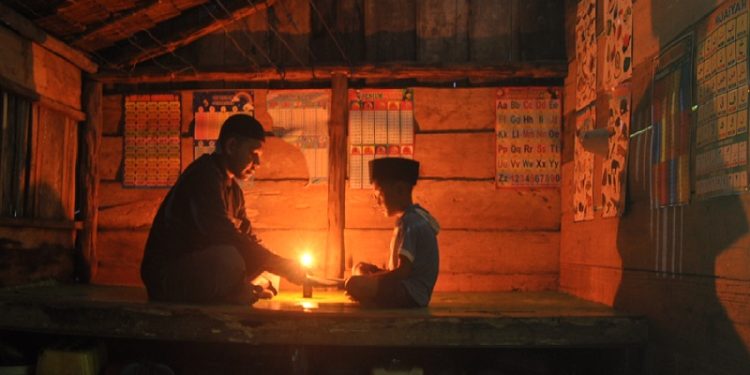 Anggota Satgas TMMD 116 Kodim 1308 Luwuk Banggai, Serka Muhammad Ikbal, saat mengajarkan anak-anak mengaji di Desa Tou, Kecamatan Moilong, Kabupaten Banggai.