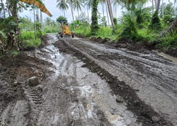 Satgas TMMD Perbaiki Jalan Rusak yang Kerap Terendam Banjir di Moilong