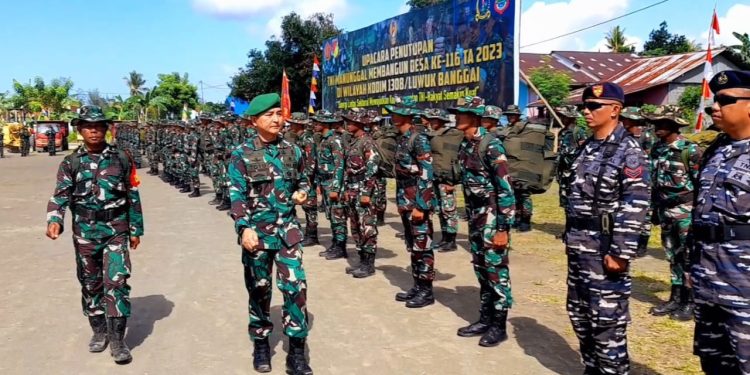 Danrem 132 Tadulako Brigjen TNI Toto Nurwanto memeriksa pasukan upacara penutupan TMMD ke-116 Kodim 1308/LB di Desa Tou, Kecamatan Moilong, Kabupaten Banggai.