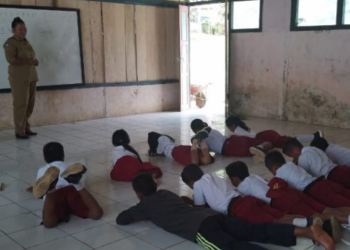 Memprihatinkan, Siswa SDN Momotan Banggai Kepulauan Belajar Melantai Tanpa Bangku dan Meja