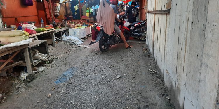 Aktivitas di Pasar Simpong, Luwuk Selatan, Kabupaten Banggai. Pada November 2023, Luwuk mengalami deflasi.