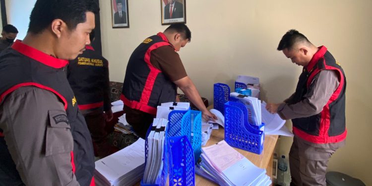 Tim Penyidik Kejaksaan Negeri Banggai melakukan penggeledahan di Kantor BUMDes Desa Uso, Kecamatan Batui, Kabupaten Banggai, Sulawesi Tengah, Kamis (7/12/2023). (Dok Kejari Banggai)
