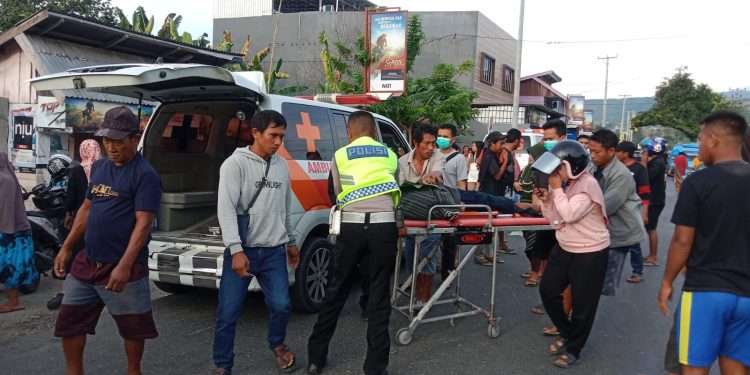 Seorang pemotor berinisial UL (63) dinyatakan meninggal dunia setelah menabrak seorang pejalan kaki di Jl Trans Sulawesi Desa Biak, Kecamatan Luwuk Utara, Kabupaten Banggai, Sulawesi Tengah, Jumat (8/12/2023). (Dok Ist)