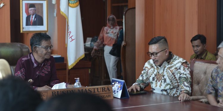 Bupati Banggai Amirudin Tamoreka, bersama Wakil Bupati Furqanuddin Masulili dan Direksi PT Banggai Energi Utama menemui Gubernur Sulawesi Tengah Rusdy Mastura, di ruang kerja Kantor Gubernur, Kota Palu, Jumat (8/12/2023). (Dok: Prokopim Banggai)