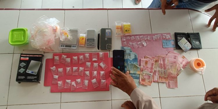 2 pria di Kecamatan Batui, Kabupaten Banggai, Sulawesi Tengah ditangkap polisi karena diduga terlibat peredaran narkoba jenis sabu-sabu, Jumat (8/12/2023). (Dok: Polsek Batui)