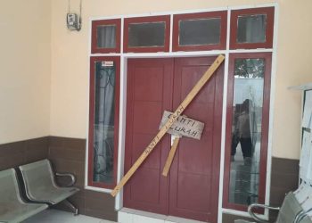 Kesal dengan Lurah, Kantor Kelurahan Tanjung Tuwis Dipalang