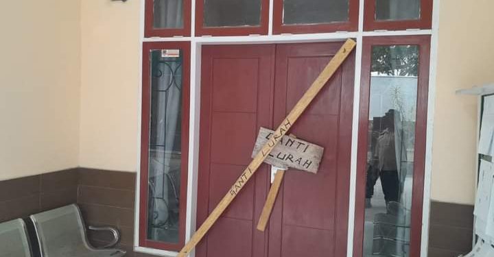 Kantor Kelurahan Tanjung Tuwis, Kecamatan Luwuk Selatan, Kabupaten Banggai dipalang warga, Rabu (6/12/2023) sore. (Istimewa)