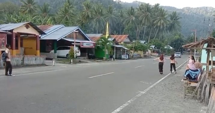 Siswa siswi SMP dan SMA tahan Mobil Melintas Laju berharap agar dapat Tumpangan ke sekolah