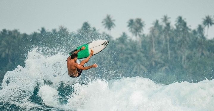 Salah satu spot surfing terbaik dunia di Indonesia berada di Pantai Sorake, Nias. (Foto: wonderfulimages.kemenparekraf.go.id)