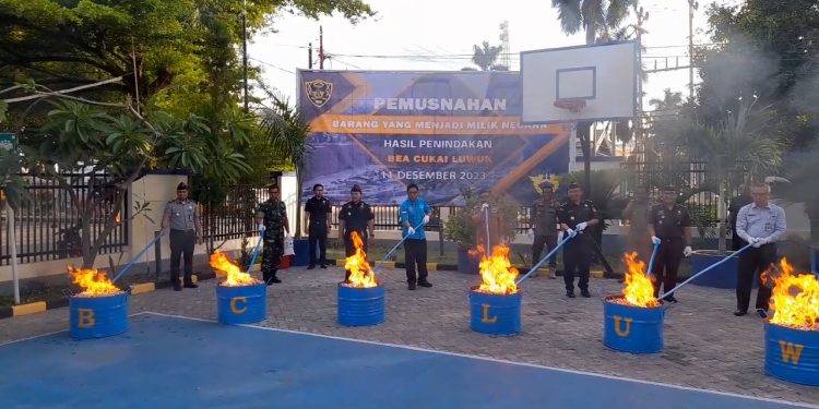 Bea Cukai Luwuk memusnahkan barang ilegal terdiri dari 124.480 batang rokok dan 3.915 gram tembakau iris, serta 3,95 liter minuman beralkohol, Senin (11/12/2023). (Dok: Ist)