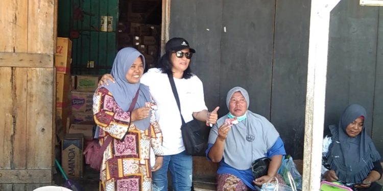 Foto KilasBanggai : Eva Bande Bersama Masyarakat di Pasar Bunta