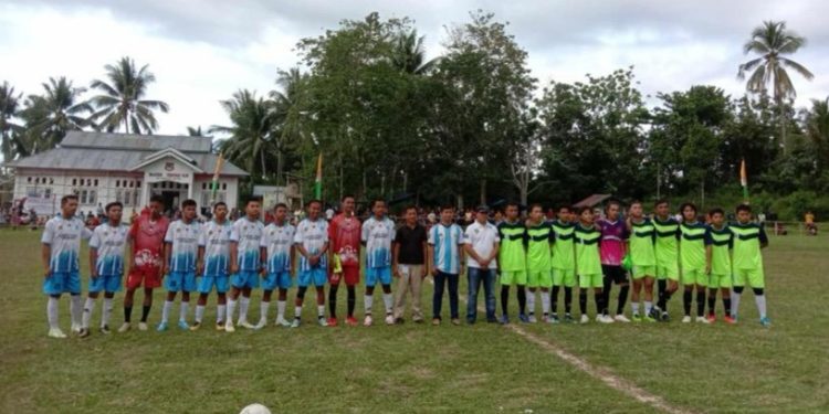 Foto Kilasbanggai.com : Persma Matabas Vs Gonohop Dengar Arahan Kades Tombongan Ulos "Meixen Poguman"