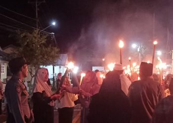 Polsek Nuhon Berikan Pengamanan Pawai Obor Sambut Ramadhan 1445 H
