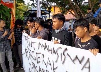 Kawal Kasus Dugaan Suap Penyelenggara Pemilu, Mahasiswa Geruduk Bawaslu Banggai