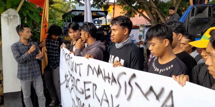 Front Mahasiswa Bergerak melakukan aksi unjuk rasa di Kantor Badan Pengawas Pemilu (Bawaslu) Kabupaten Banggai, Sulawesi Tengah, Senin 18 Maret 2024. (Dok.ist)