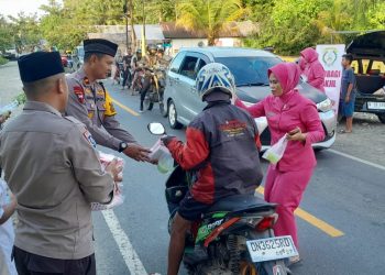 Polsek Nuhon Bagikan Takjil Pada Pelintas Perbatasan Kabupaten Banggai