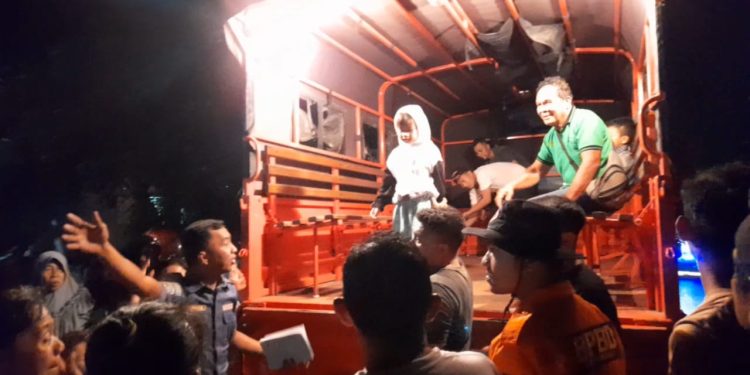Proses evakuasi para korban penumpang kapal tenggelam di Desa Bubung, Kecamatan Luwuk Selatan, Kabupaten Banggai. (Dok.ist)