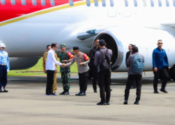 Kapolda Sulteng di Dampingi Kapolres Banggai Sambut Kedatangan Presiden di Bandara Luwuk