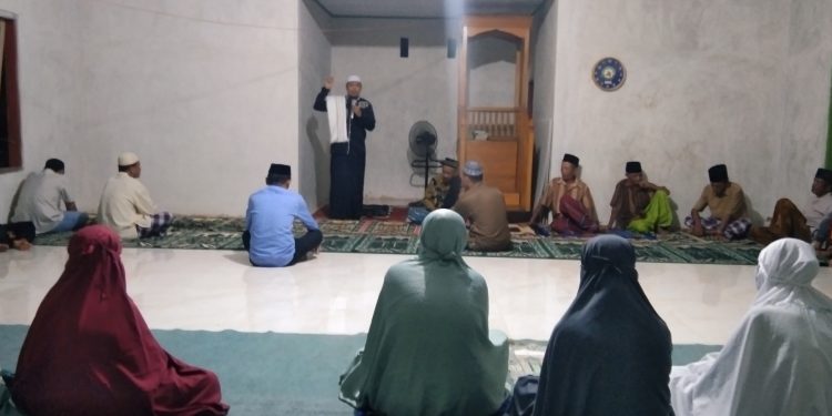 Jamaah masjid Raudhatul Jannah mendengarkan Ceramah Oleh Ustadz Zainuddin saenong (Dok. Kilasbanggai.com)