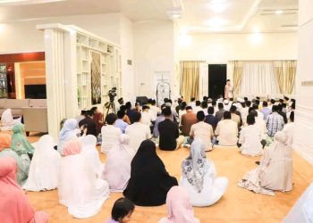 Bupati Banggai Tarawih Terakhir Bersama Masyarakat di Kediaman Pribadi