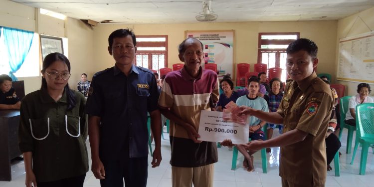 Penyerahan BLTDD ke PKM oleh kepala Desa Dowiwi. Selasa 2/04/2024 ( Dok.Kilasbanggai.com)