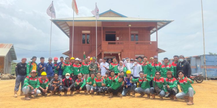 Kepala desa Tuntung dan kepala desa Gonohop bersama Karyawan Lokal PT JATRA (Dok.ist)