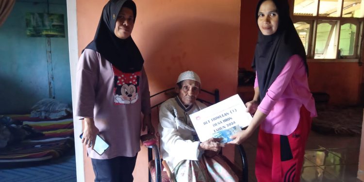 Kepala dusun 1 "Norma Buding" dan "Nurmasyhita Yusup" Kaur Kesejahteraan rakyat menyerahkan BLTDD Tahap 1 desa Hion kecamatan bunta (Dok.ist)