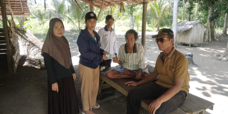 Pemerintah desa Demangan jaya di dampingi BPD menyerahkan BLTDD ke masyarakat. (Dok.ist)