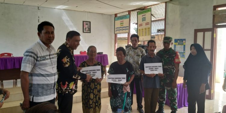 Harianto Galib S.sos Camat simpang raya Lakukan Penyerahan Langsung BLTDD di Desa Simpang 1 .(Dok.Kilasbanggai.com)