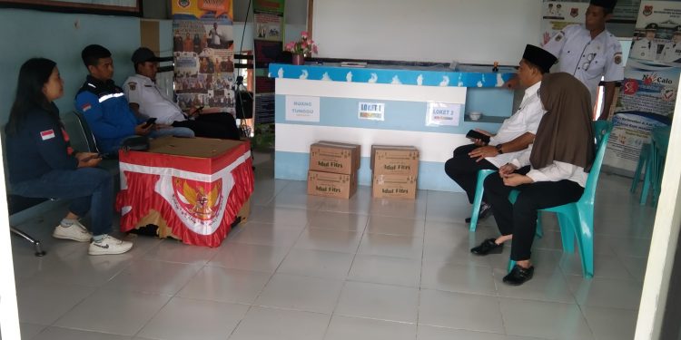 Perwakilan PT KFM mengantarkan Parcel lebaran di sambut oleh Camat dan Staf di Ruangan kantor camat simpang raya, kabupaten Banggai (Dok.Kilasbanggai.com)