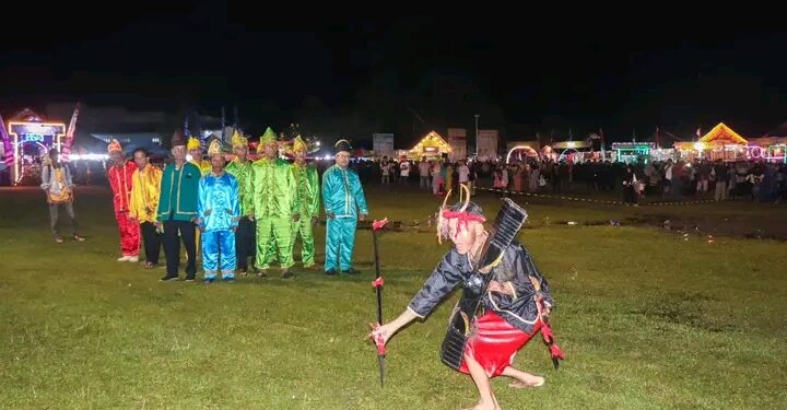 Cakalele (Umapos) Adat Saluan Saat  Pembukaan Bunta Expo Tahun 2024. (Dok. DkispBanggai)