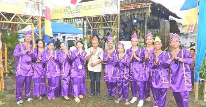 Kades Nelson Bersama Peserta Parade Desa Laonggo di Depan Stand Expo tahun 2024. (Dok.ist)