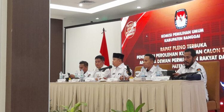 KPU Banggai menggelar rapat pleno terbuka penetapan perolehan kursi dan calon terpilih anggota DPRD Banggai, di Hotel Santika Luwuk, Kamis (2/5/2024) malam. (Dok. ist)