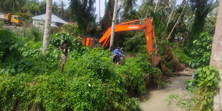 Alat berat excavator mengeruk sungai di desa diampalon, kecamatan kintom, Kabupaten Banggai. (Dok.ist)