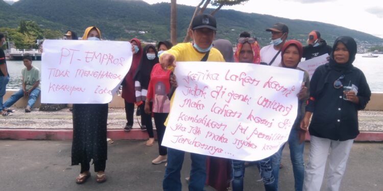 Puluhan masyarakat Desa ranga ranga, kecamatan masama, kabupaten Banggai Lakukan Aksi Unjuk Rasa di Depan Kantor DPRD Banggai. (Dok.KilasBanggai.com)