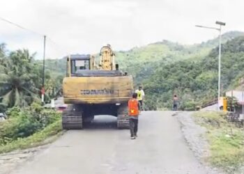 Parah ! Dilintasi Excavator Jalan Aspal Berpotensi Rusak, Padahal Dibangun Gunakan Uang Rakyat